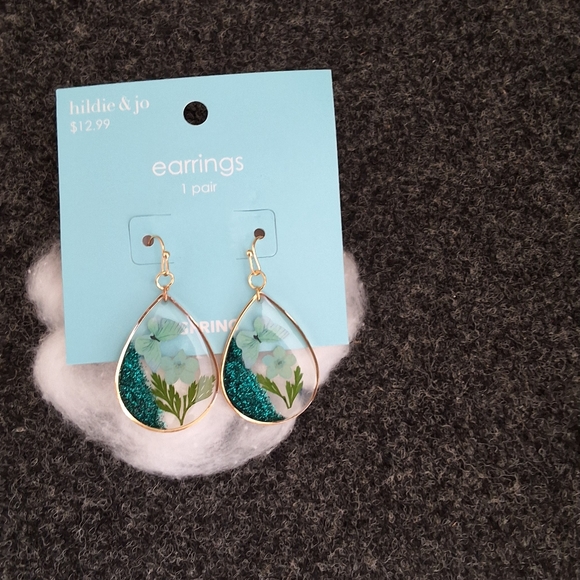 💥SALE💥HILDIE & JO, Butterfly & Flower Dangle Earrings NWT - Picture 3 of 5